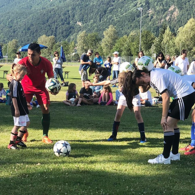 Fußball-Kindergeburtstag Idee: Saki als Überraschungs-Act für sportliche Kids.