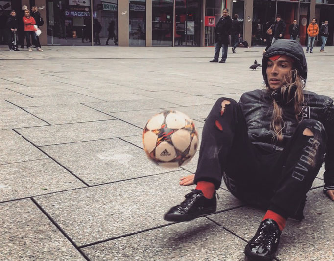 Fussball Freestyler PR Gags Obdachloser