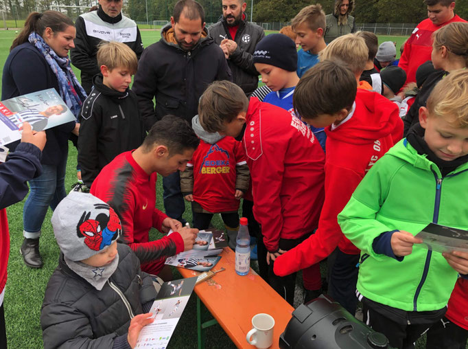 Gastgeschenke Fußball-Kindergeburtstag: Kinder präsentieren stolz ihre Autogrammkarten.