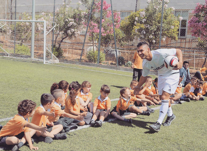 Fußball-Freestyler Saki führt eine Gruppe begeisterter Kinder beim Geburtstag an.