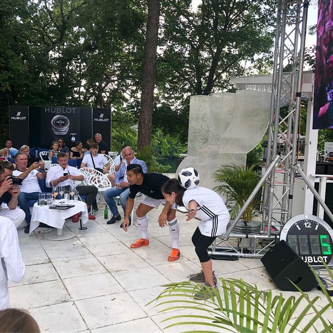 Kinder führen Fußballtricks beim Geburtstag vor großem Publikum und Eltern vor.