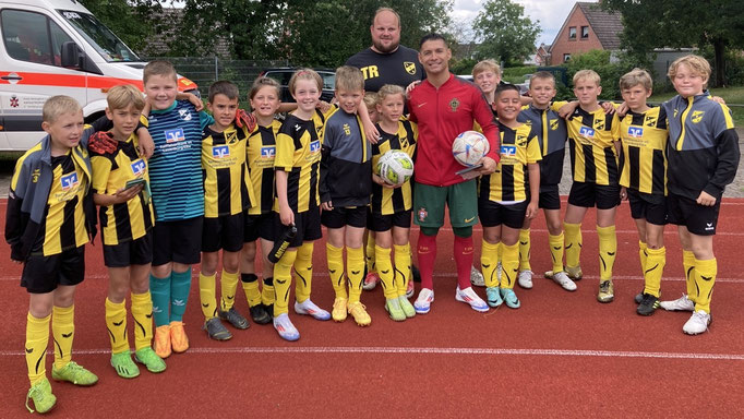 Das Team mit Saki beim Mannschaftsfoto. So könnte ein Geburtstagsfoto ausschauen.