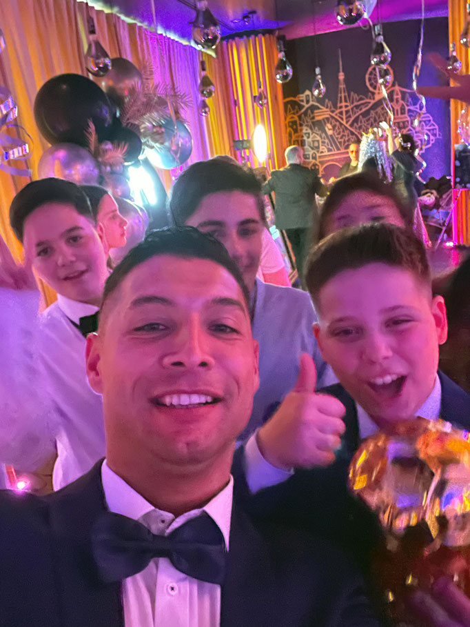 Fußball-Kindergeburtstag: Stolze Kinder feiern ihren Ehrentag mit dem Ballkünstler.