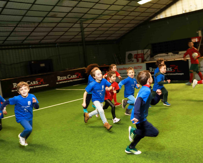 Wettrennen beim Kindergeburtstag in der Fussball Soccerhalle