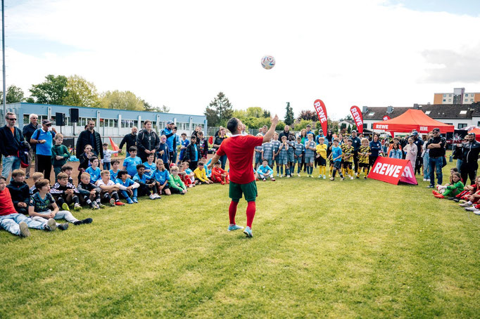 Fußball-Geburtstag Idee: Saki sorgt für echte Stadion-Stimmung beim privaten Fest.
