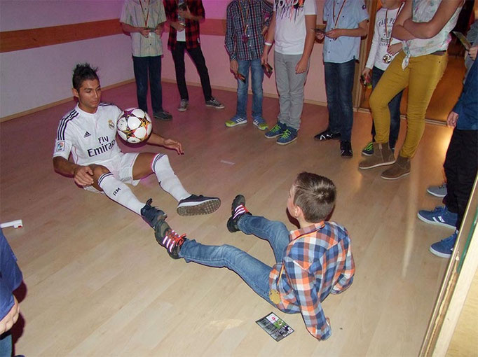 Indoor-Fußballgeburtstag mit Bewegungsspielen für jüngere Kinder in geschlossenen Räumen.