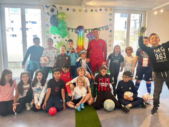 Gemeinsames Fußball-Event mit Freunden im privaten Rahmen oder im Fußballverein.