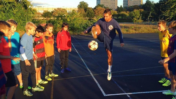 Fußballtricks für Kinder zum Miterleben auf dem Sportplatz mit Ballkünstler Saki.