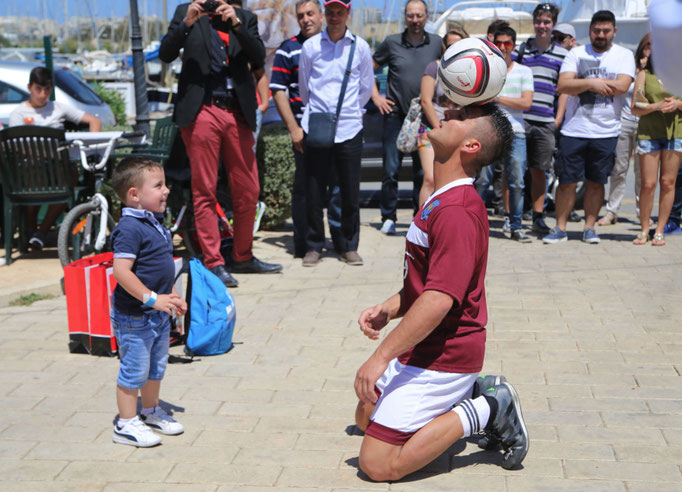 Fußballshow für Kleinkinder und junge Kicker mit Freestyler Saki beim Geburtstag.