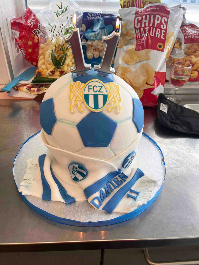 Fußball-Geburtstagsmotto: Kreativer Motivkuchen kombiniert mit sportlichem Spielspaß.