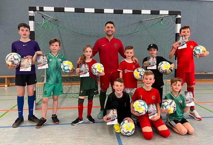 Fußball-Kindergeburtstag Abschluss: Emotionale Siegerfotos nach dem Turnier mit Saki.