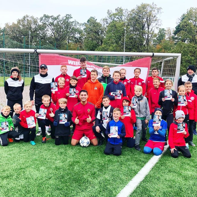 Mannschaftsfoto beim Fußball-Kindergeburtstag im örtlichen Verein mit Saki.