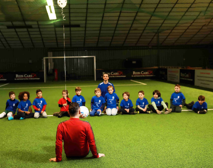 Saki zeigt dynamische Fußball-Freestyle-Tricks in der Luft beim Geburtstags-Event.
