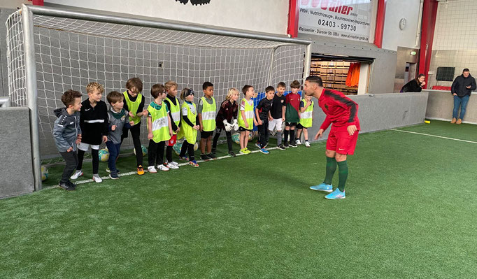 Fußballtraining in der Soccerhalle: Saki zeigt Kindern professionelle Tricks am Ball.
