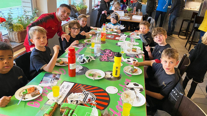 Die verdiente Halbzeitpause: Kinder stärken sich bei der Fußball-Geburtstagsparty.