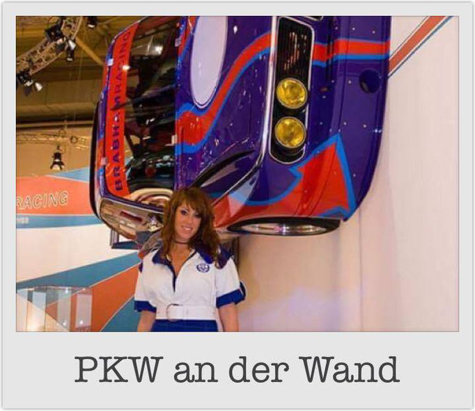 PKW an der Wand