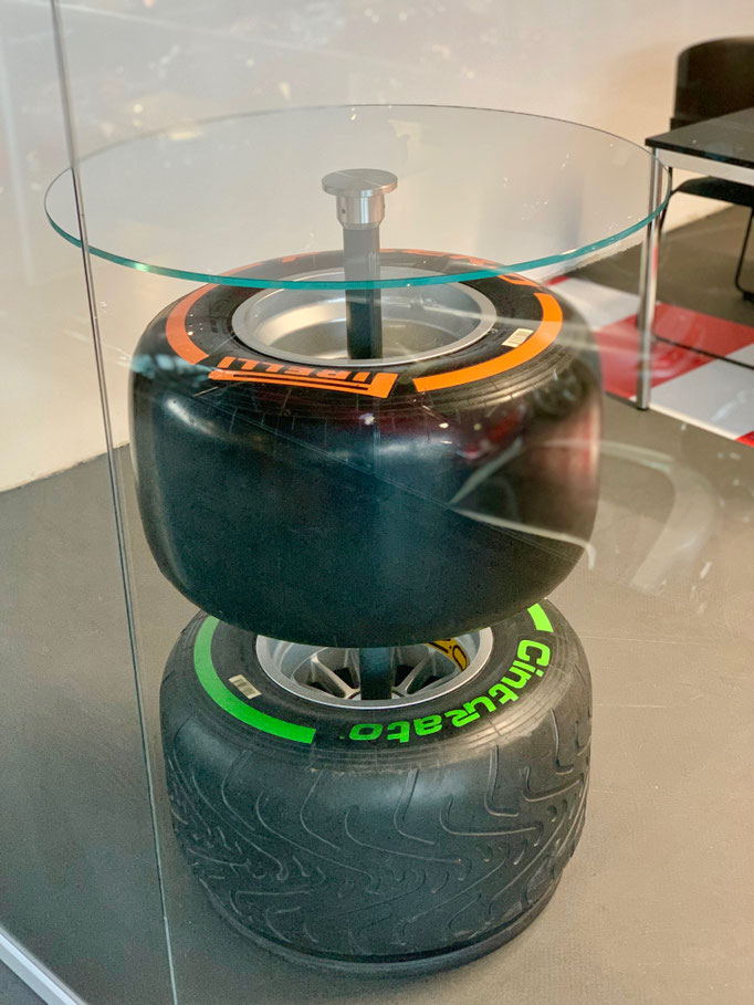Formel 1 Reifenstehtisch mieten, Autoreifen mieten