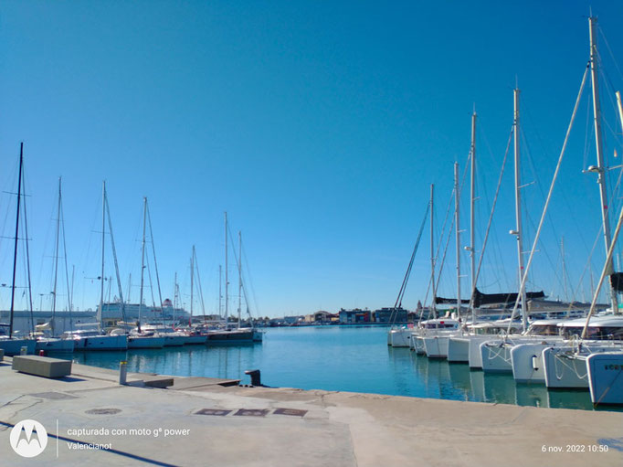 Veleros en el muelle del edificio Veles e Vents