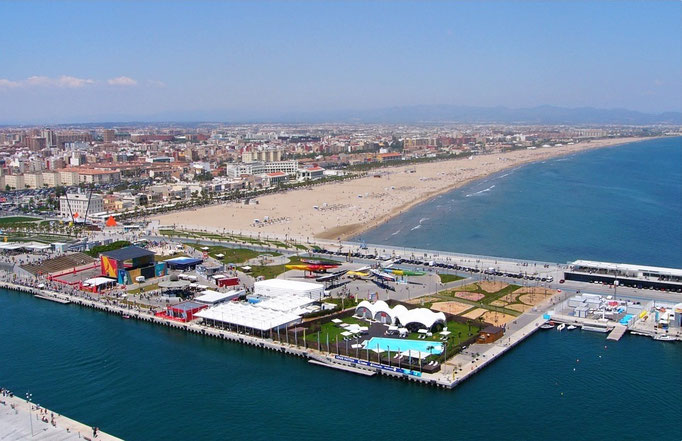 Puerto  y playa de la Malvarrosa en Valencia visto desde el aire