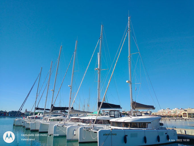 Veleros en el muelle del edificio Veles e Vents