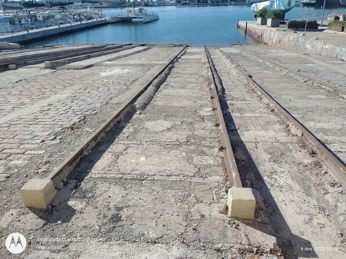 Por estos railes soltaban los barcos al agua