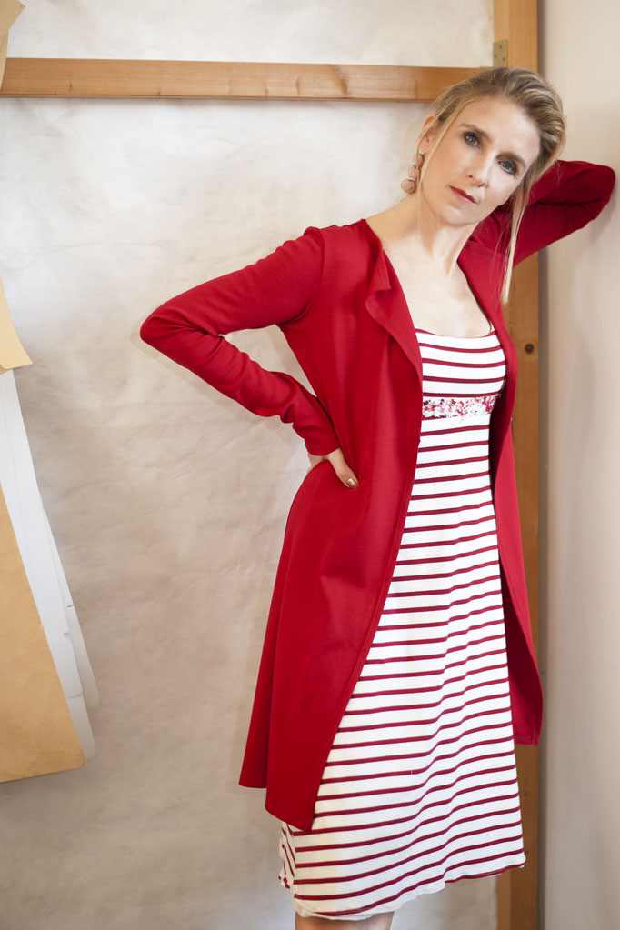 Isa trägt ein Empirekleid aus 95% Biobaumwolle (GOTS) / 5% Elastan, 198€ und eine Basicjacke aus 100% Biobaumwolle, 139€
