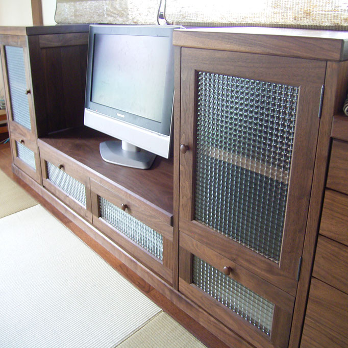 畳の部屋に似合うクラシックデザインのテレビ台（相模原市・E様邸）
