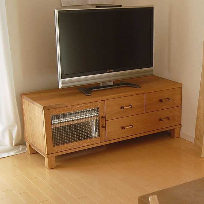 ナラ材のシンプルなテレビ台（川崎市・C様邸）