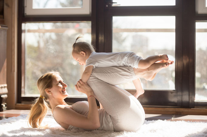 Mama macht Yoga mit Baby