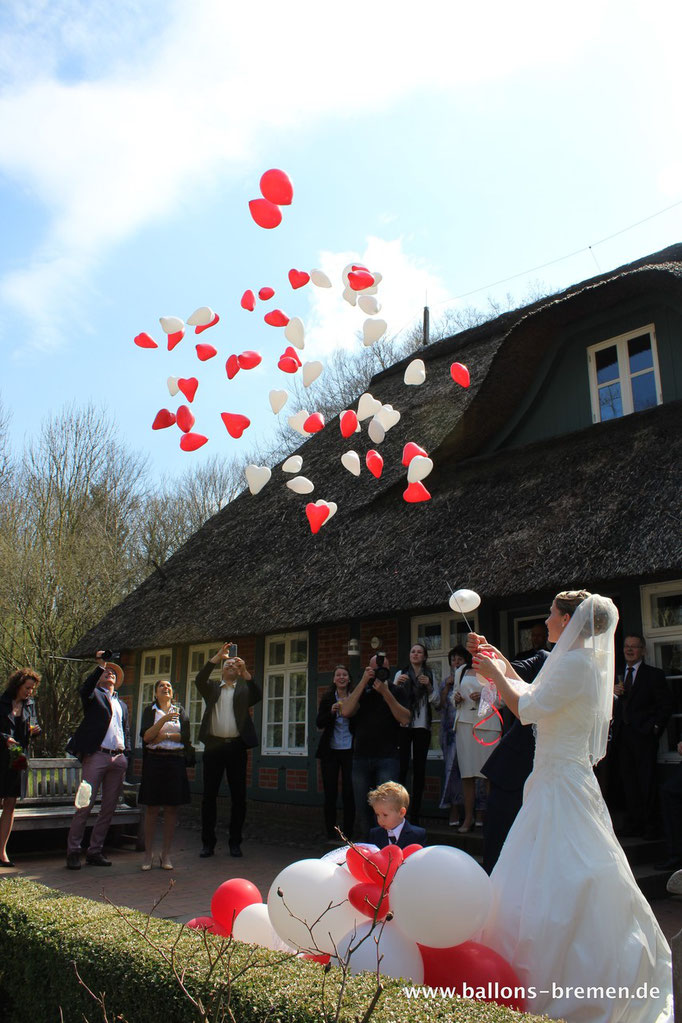 Ballonglück in rot kurz nach dem zerstechen