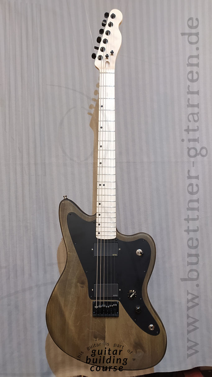 Custom E-Gitarre in Jazzmaster Style aus dem Gitarrenbaukurs. Fertiges Instrument. Fertigen Sie Ihr ganz eigenes Instrument selbst unter fachkundiger Anleitung.