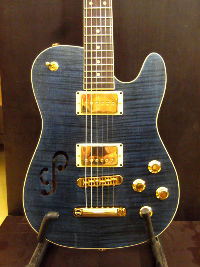 Custom E-Gitarre aus dem Gitarrenbaukurs. Fertiges Instrument. Fertigen Sie Ihr ganz eigenes Instrument selbst unter fachkundiger Anleitung.
