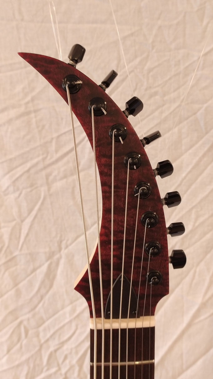 Custom E-Gitarre aus dem Gitarrenbaukurs. Fertiges Instrument. Fertigen Sie Ihr ganz eigenes Instrument selbst unter fachkundiger Anleitung.