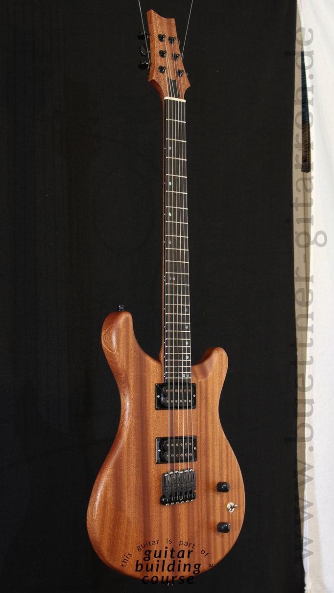 Custom E-Gitarre im PRS Style aus dem Gitarrenbaukurs. Fertiges Instrument. Fertigen Sie Ihr ganz eigenes Instrument selbst unter fachkundiger Anleitung.