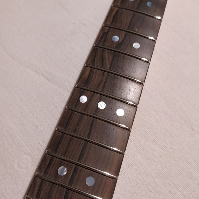 Custom Inlays aus dem Gitarrenbaukurs. Fertiges Instrument. Fertigen Sie Ihr ganz eigenes Instrument selbst unter fachkundiger Anleitung.