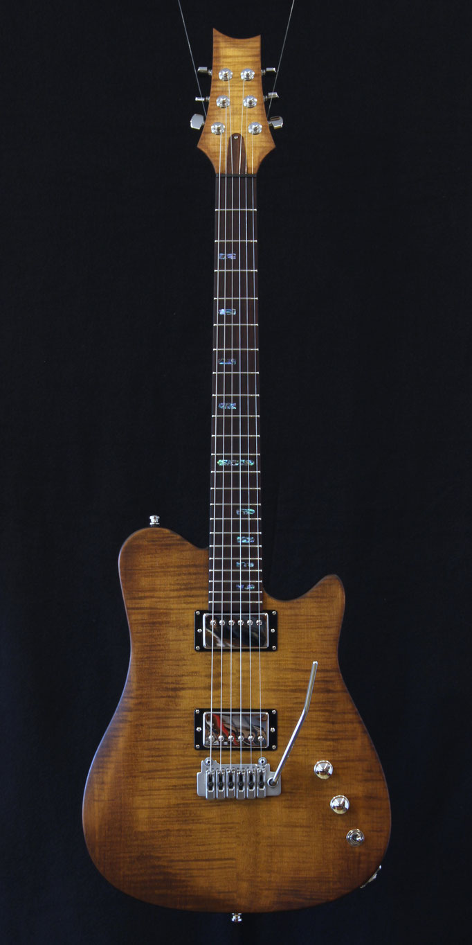Custom E-Gitarre aus dem Gitarrenbaukurs. Fertiges Instrument. Fertigen Sie Ihr ganz eigenes Instrument selbst unter fachkundiger Anleitung.
