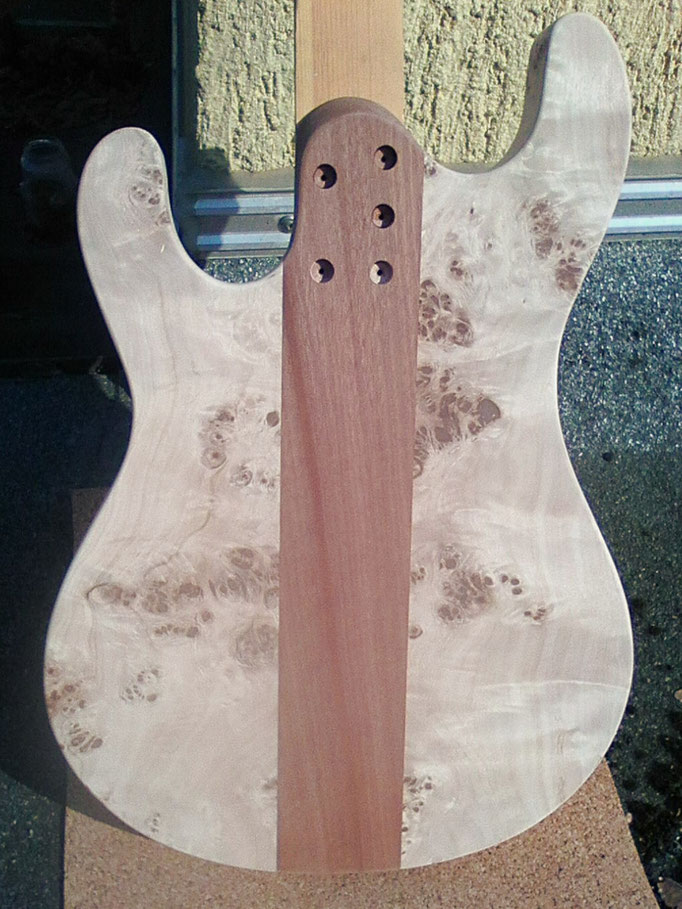 Custom E-Gitarre aus dem Gitarrenbaukurs. Fertiges Instrument. Fertigen Sie Ihr ganz eigenes Instrument selbst unter fachkundiger Anleitung.