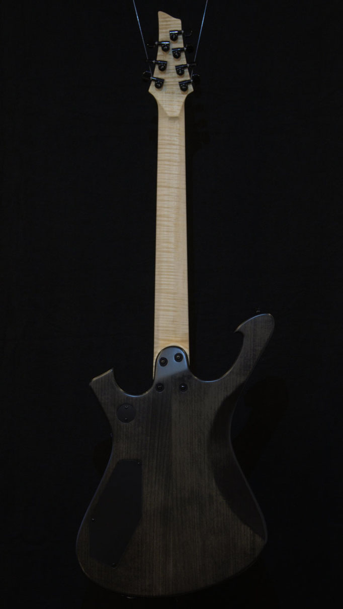 Custom E-Gitarre aus dem Gitarrenbaukurs. Fertiges Instrument. Fertigen Sie Ihr ganz eigenes Instrument selbst unter fachkundiger Anleitung.
