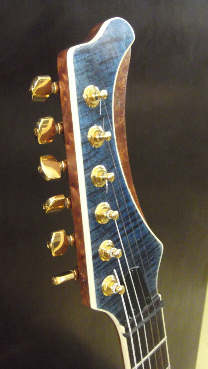 Custom E-Gitarre aus dem Gitarrenbaukurs. Fertiges Instrument. Fertigen Sie Ihr ganz eigenes Instrument selbst unter fachkundiger Anleitung.
