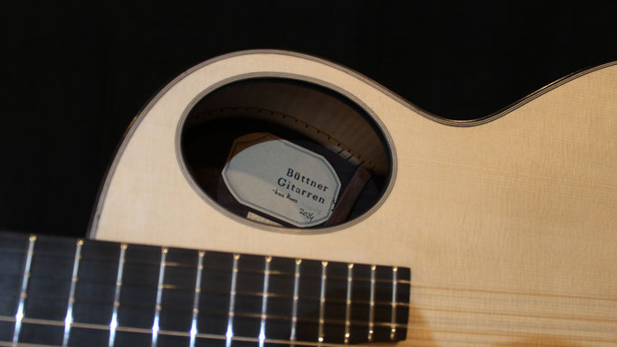 Kasha-Gitarre aus dem Gitarrenbaukurs. Fertiges Instrument. Fertigen Sie Ihr ganz eigenes Instrument selbst unter fachkundiger Anleitung.