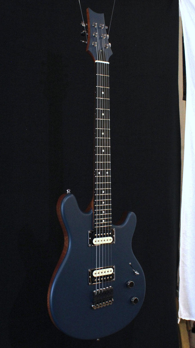 Custom E-Gitarre aus dem Gitarrenbaukurs. Fertiges Instrument. Fertigen Sie Ihr ganz eigenes Instrument selbst unter fachkundiger Anleitung.