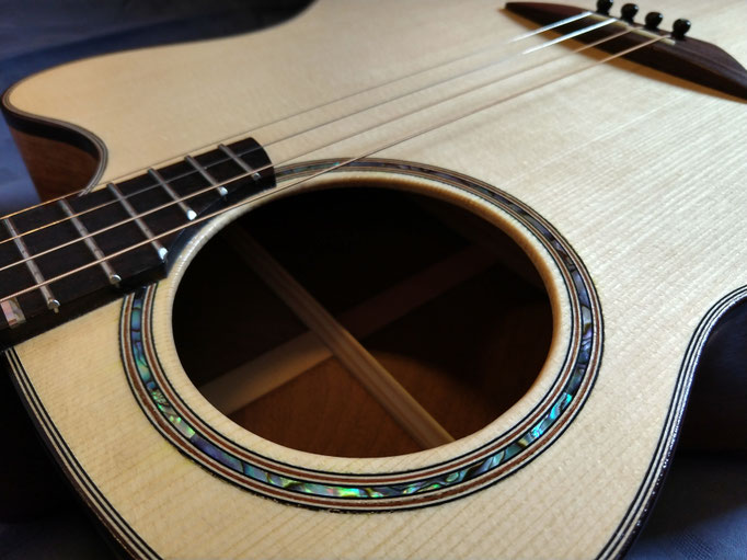 Tenorgitarre aus dem Gitarrenbaukurs. Fertiges Instrument. Fertigen Sie Ihr ganz eigenes Instrument selbst unter fachkundiger Anleitung.
