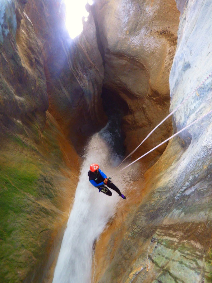 Rappel pour entrer dans le gouffre de l'Infernet - Isère