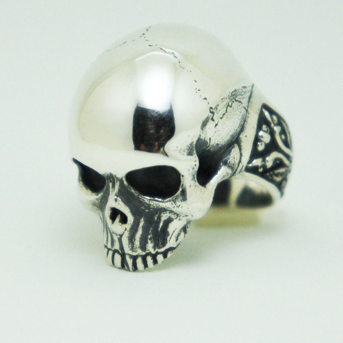 master skull ring　　¥24,800　少し下を向いているのが特徴。