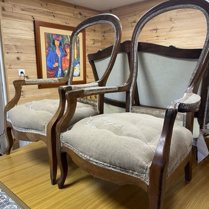 Paire de fauteuils Voltaire - Restauration Le Garage à fauteuils en garniture traditionnelle en collaboration avec stagiaire du GRETA  