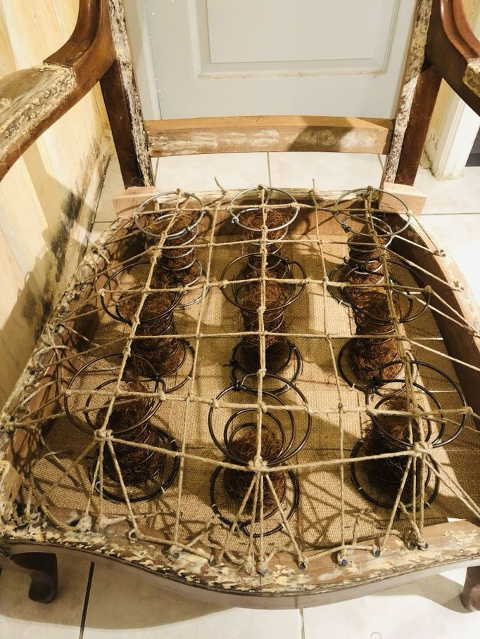 Paire de fauteuils Voltaire - Restauration Le Garage à fauteuils en garniture traditionnelle en collaboration avec stagiaire du GRETA  