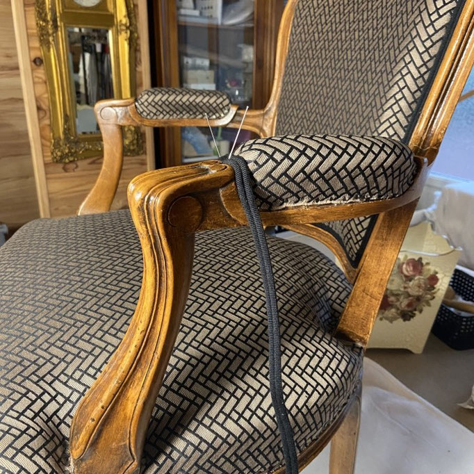 Fauteuil cabriolet de style Louis XV - Restauration Le Garae à fauteuils en garniture traditionnelle - Pose gomme Laque Valérie FILASSIER Atelier Rouge à Rêves Le Rozel