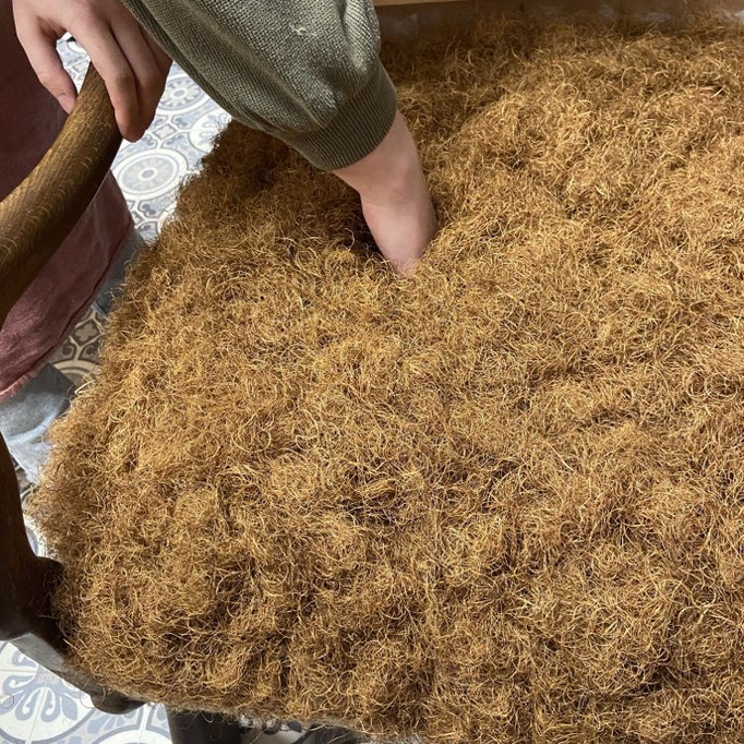 Paire de fauteuils de style Louis XIII - Restauration complète Le Garage à fauteuils en garniture traditionnelle