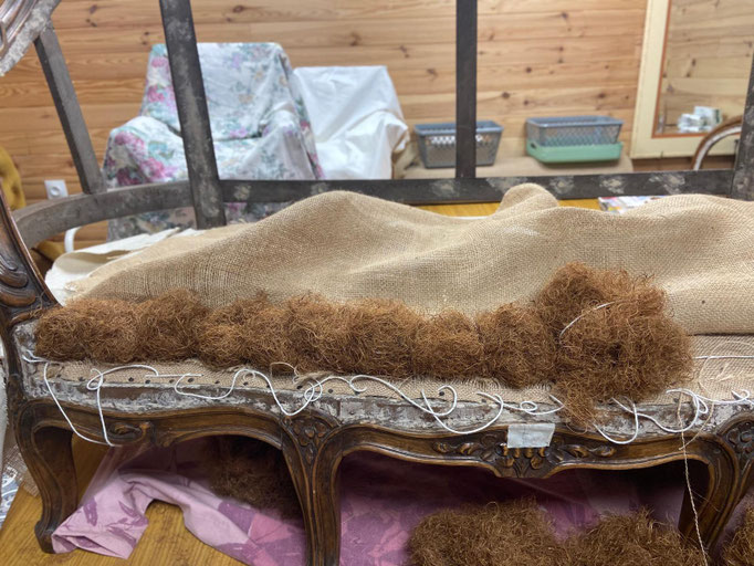 Canapé Style Louis XV - Restauration Le Garage à fauteuils en garniture traditionnelle