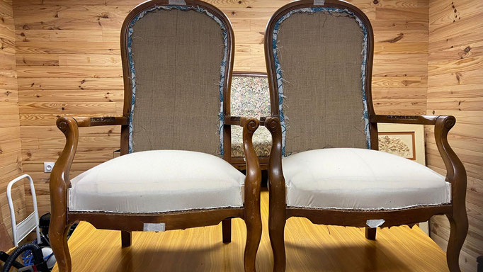 Tapisserie en cours de réfection paire de fauteuils de style Voltaire - Le Garage à fauteuils